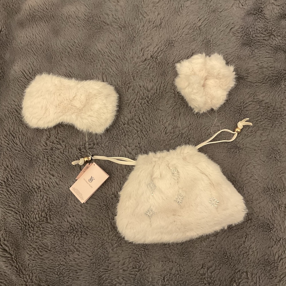 Victoria’s Secret Luxe Plush 3-Piece Travel Accessories Gift Set - Picture 2 of 7